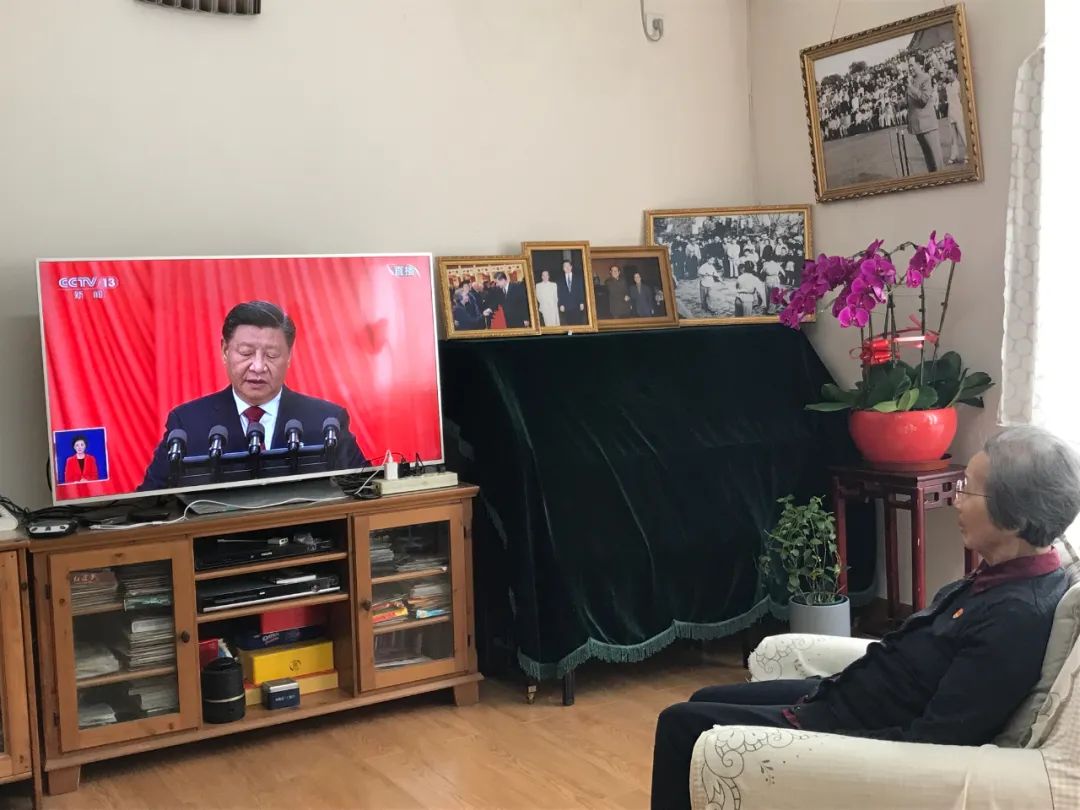 北京教育系统老领导，93岁离休干部汪家镠收看开幕式.jpeg