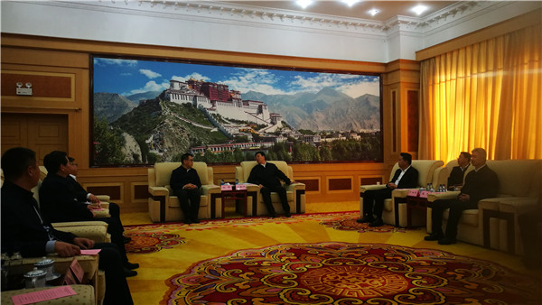西藏自治区党委书记吴英杰与代表团亲切会见并座谈.jpg