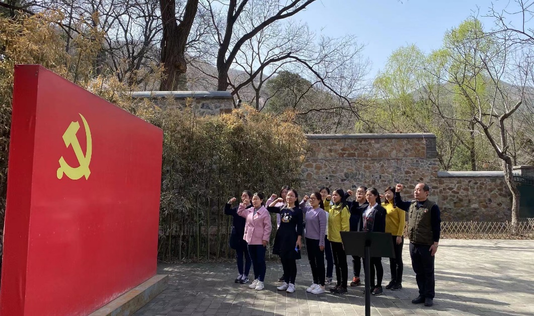 支部党员重温入党誓词