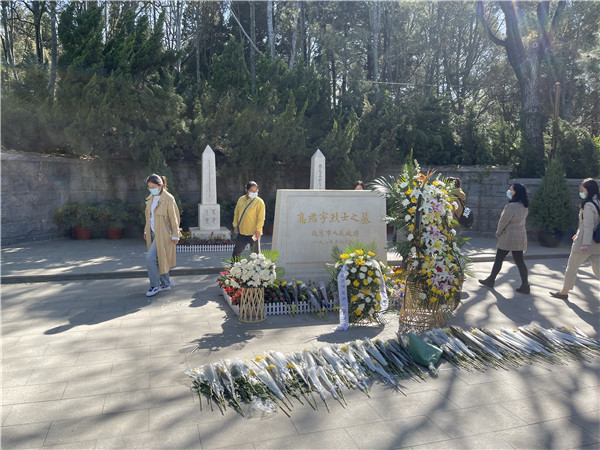 瞻仰烈士墓.jpg