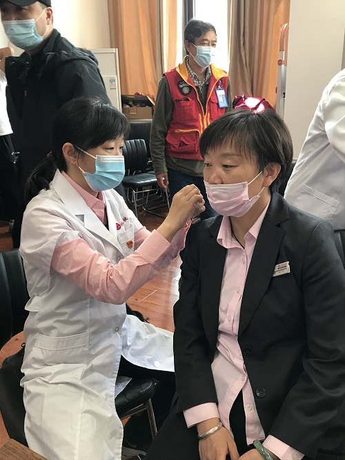 党员教师王虹指导学生为居民进行按摩治疗.jpg 党员教师王虹指导学生为居民进行按摩治疗.jpg