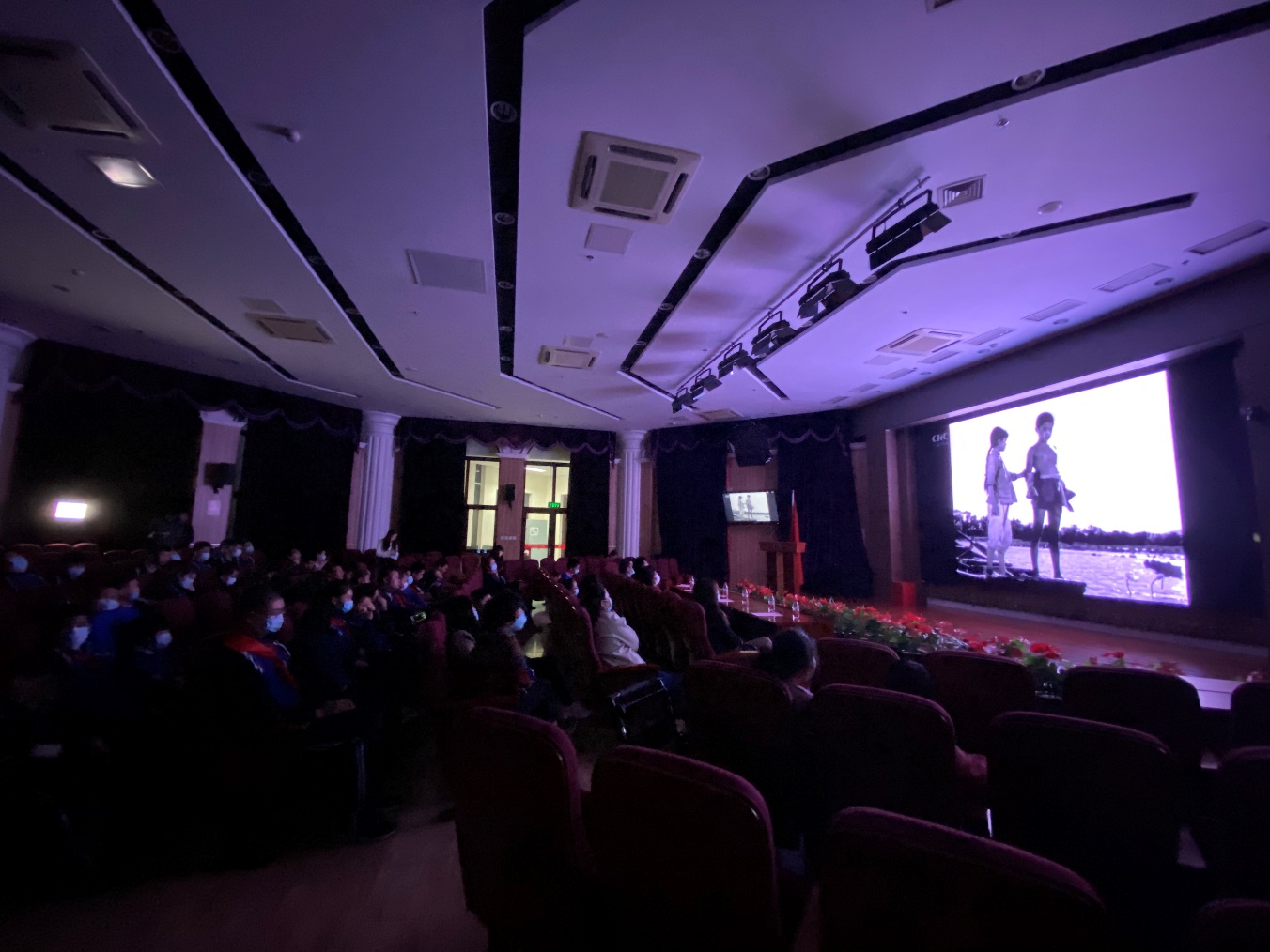 学生“观影”《小兵张嘎》