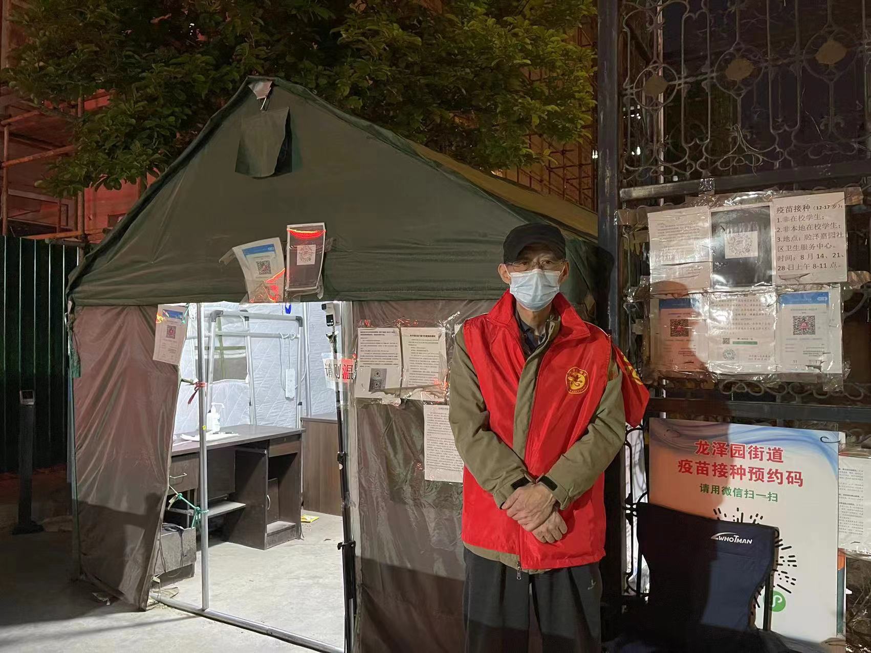 协助社区开展一轮又一轮的全员核酸检测工作