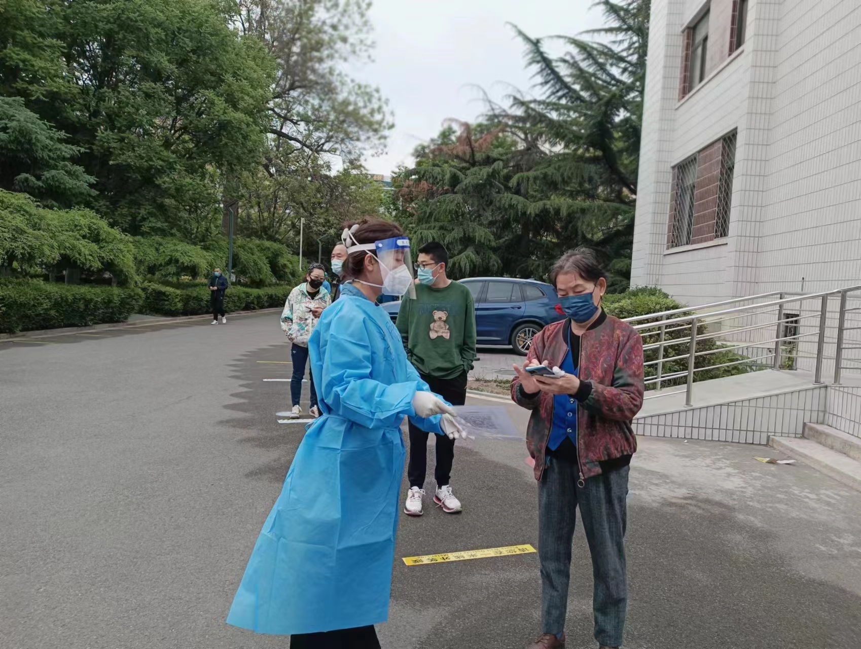 北京市数字教育中心青年党员积极参加社区疫情防控工作