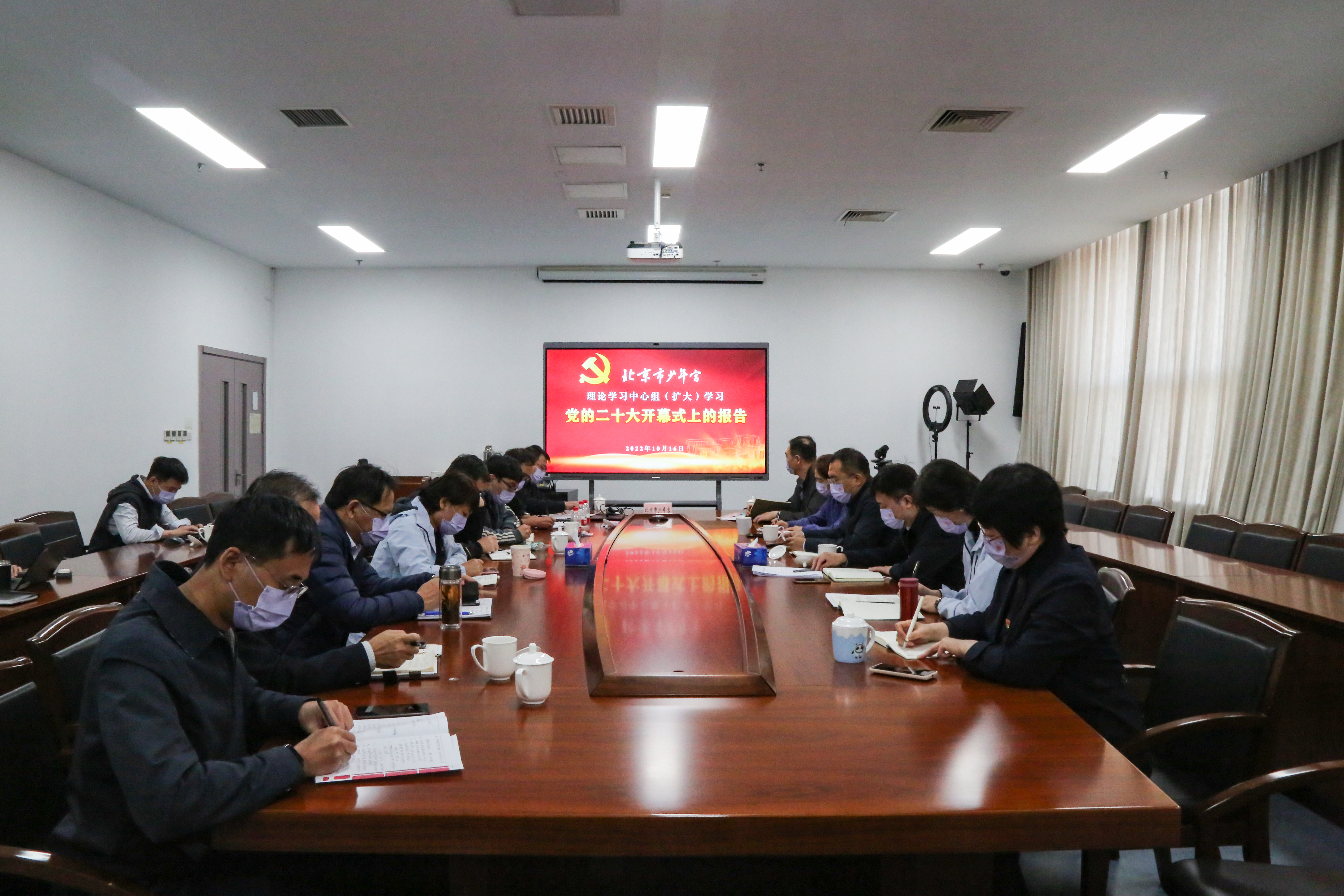 两委机关系统各级党组织认真组织 收听收看党的二十大开幕会.png