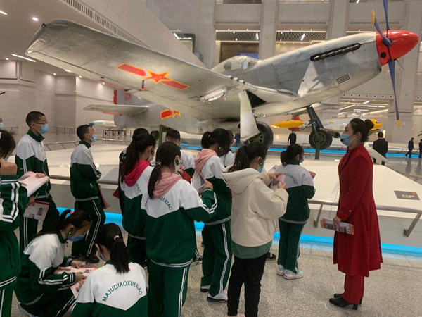 通州区初一年级学生走进中国人民革命军事博物馆.jpg 通州区初一年级学生走进中国人民革命军事博物馆.jpg