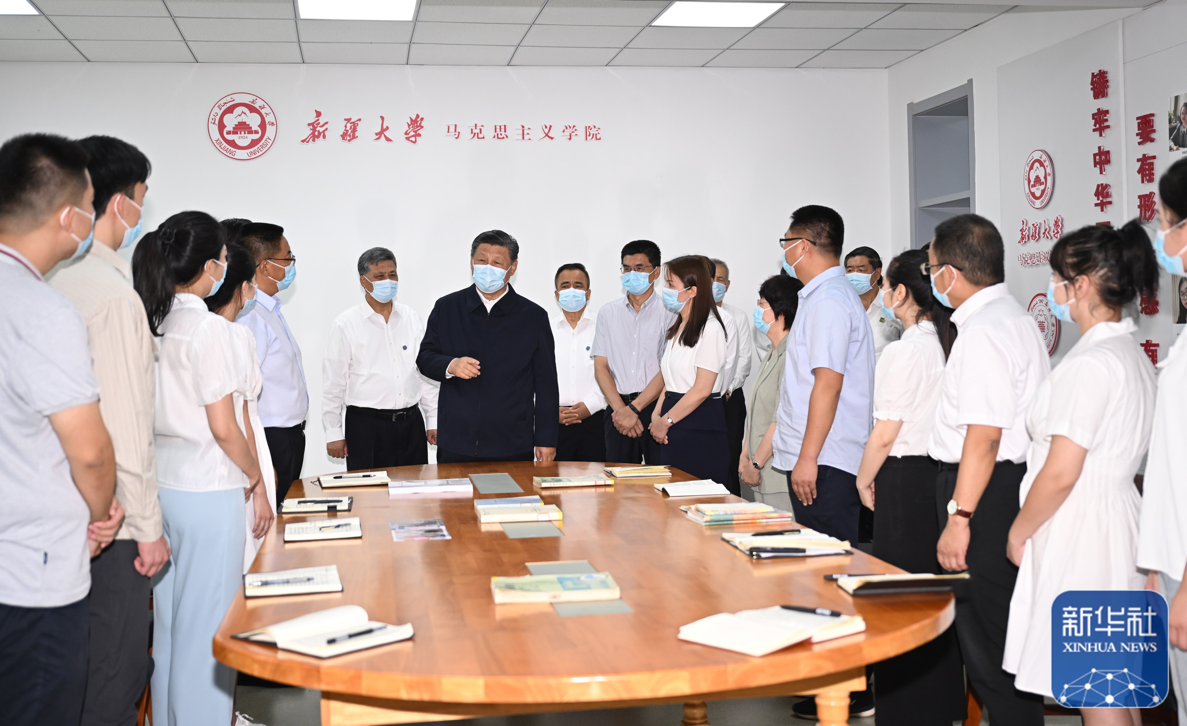 习近平在新疆考察