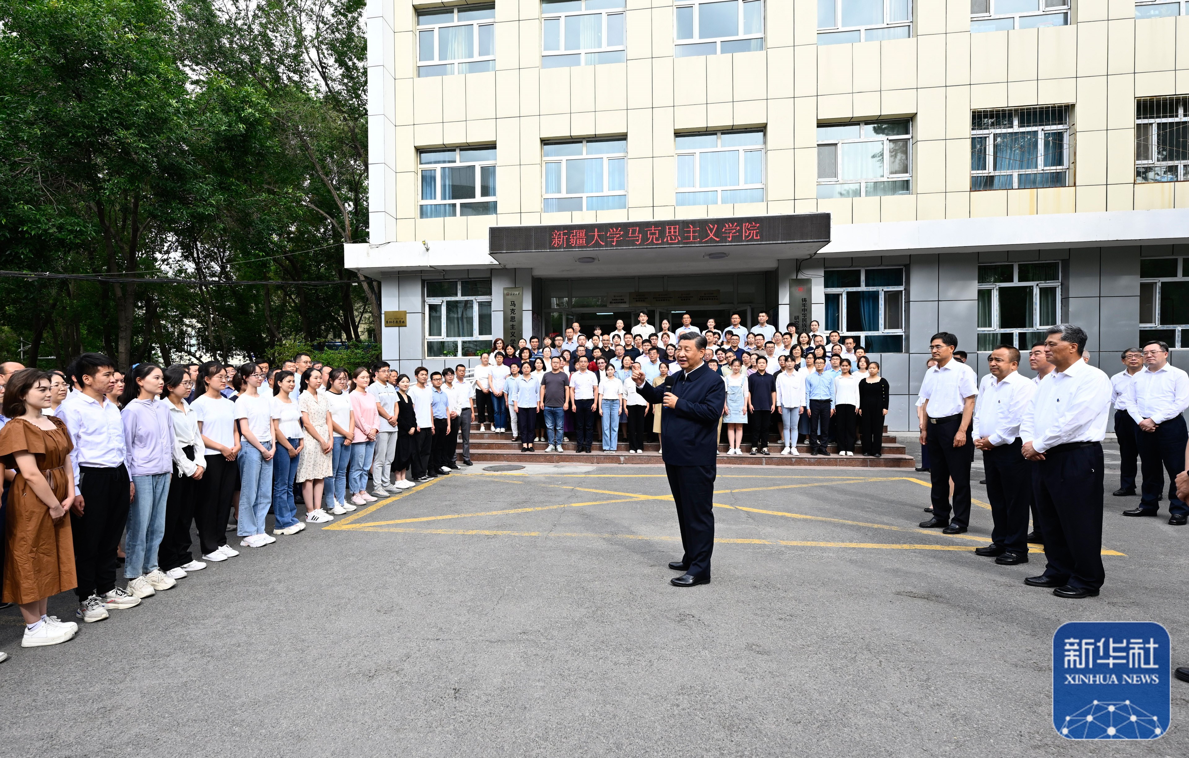 习近平在新疆考察