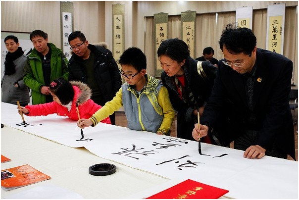 花家地实验小学举办“薪火相传”汉字书写教学展示活动.jpg
