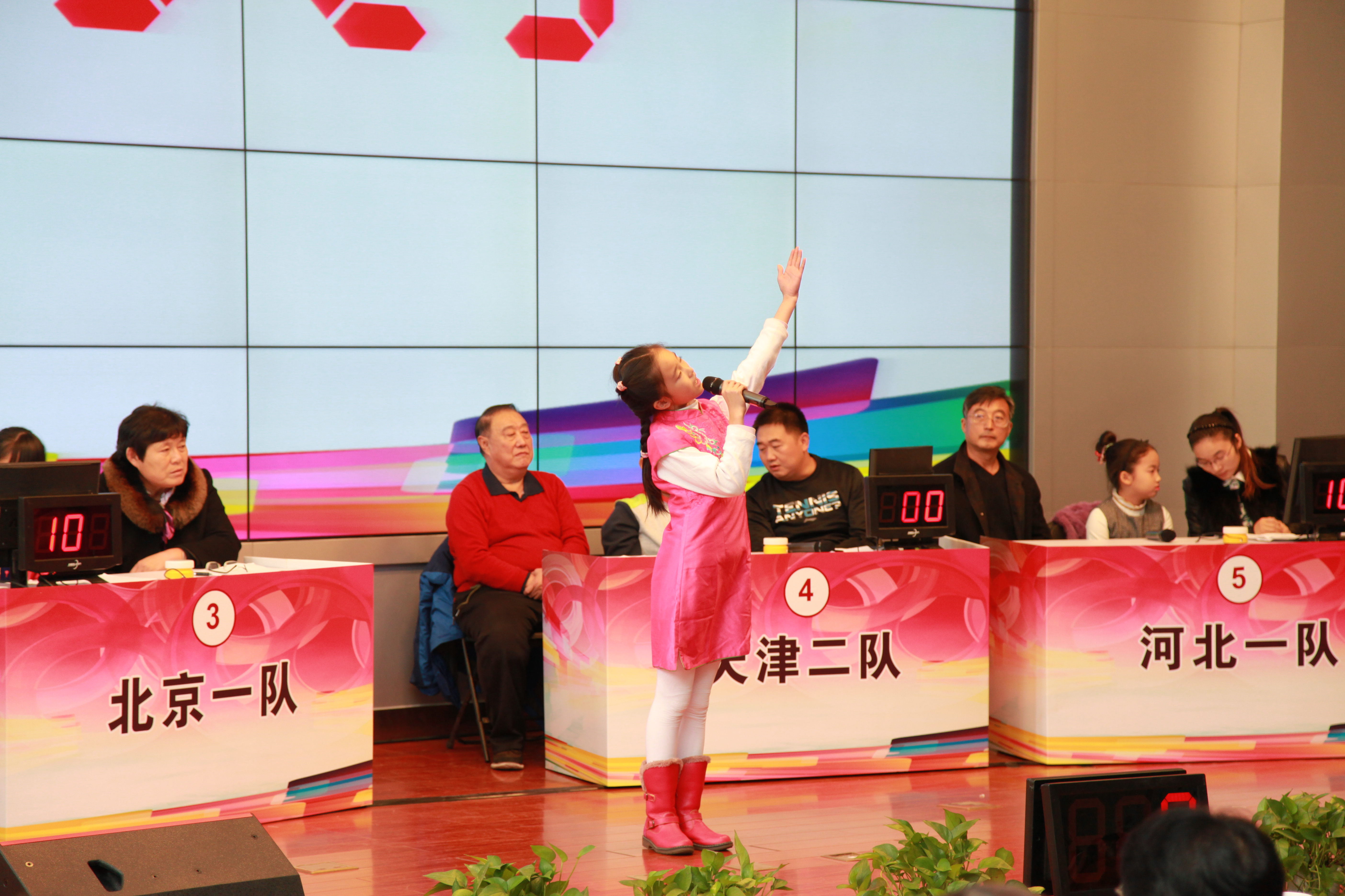 参赛选手姚儒钰讲成语故事.JPG 参赛选手姚儒钰讲成语故事.JPG