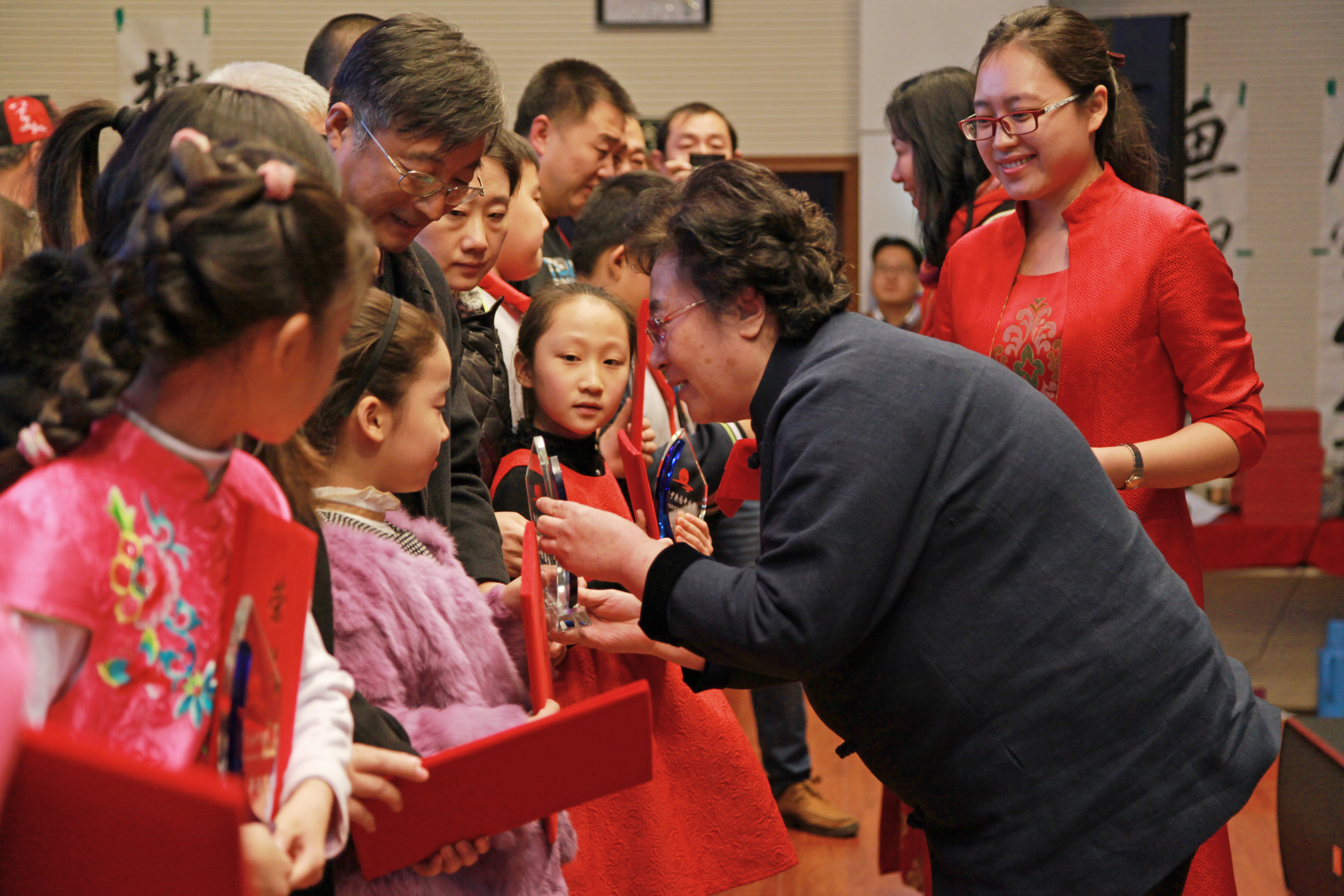 中国关工委副主任、教育部关工委副主任、中国下一代教育基金会理事长兼秘书长王萍为获奖小选手颁奖.JPG 中国关工委副主任、教育部关工委副主任、中国下一代教育基金会理事长兼秘书长王萍为获奖小选手颁奖.JPG