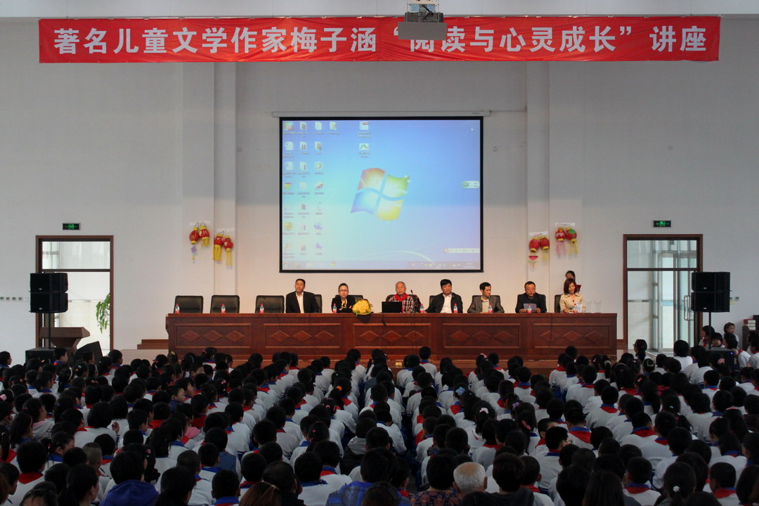 俸伯中小举行“作家进校园”报告会.JPG 俸伯中小举行“作家进校园”报告会.JPG