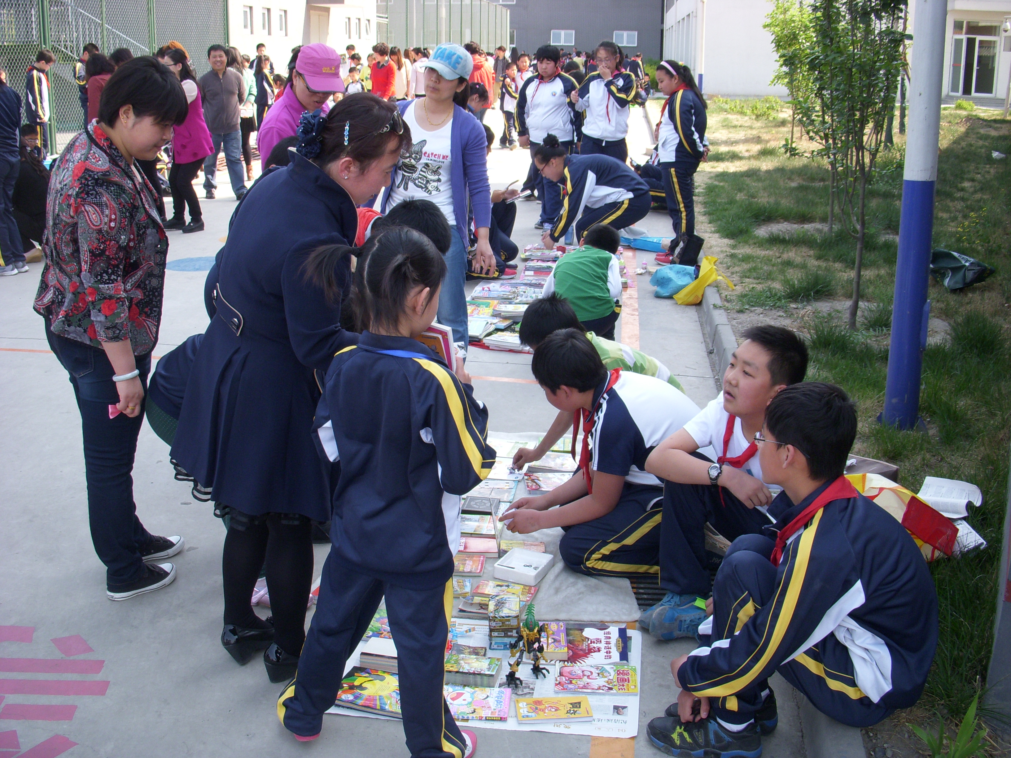 实验学校图书交易会活动照片2.jpg