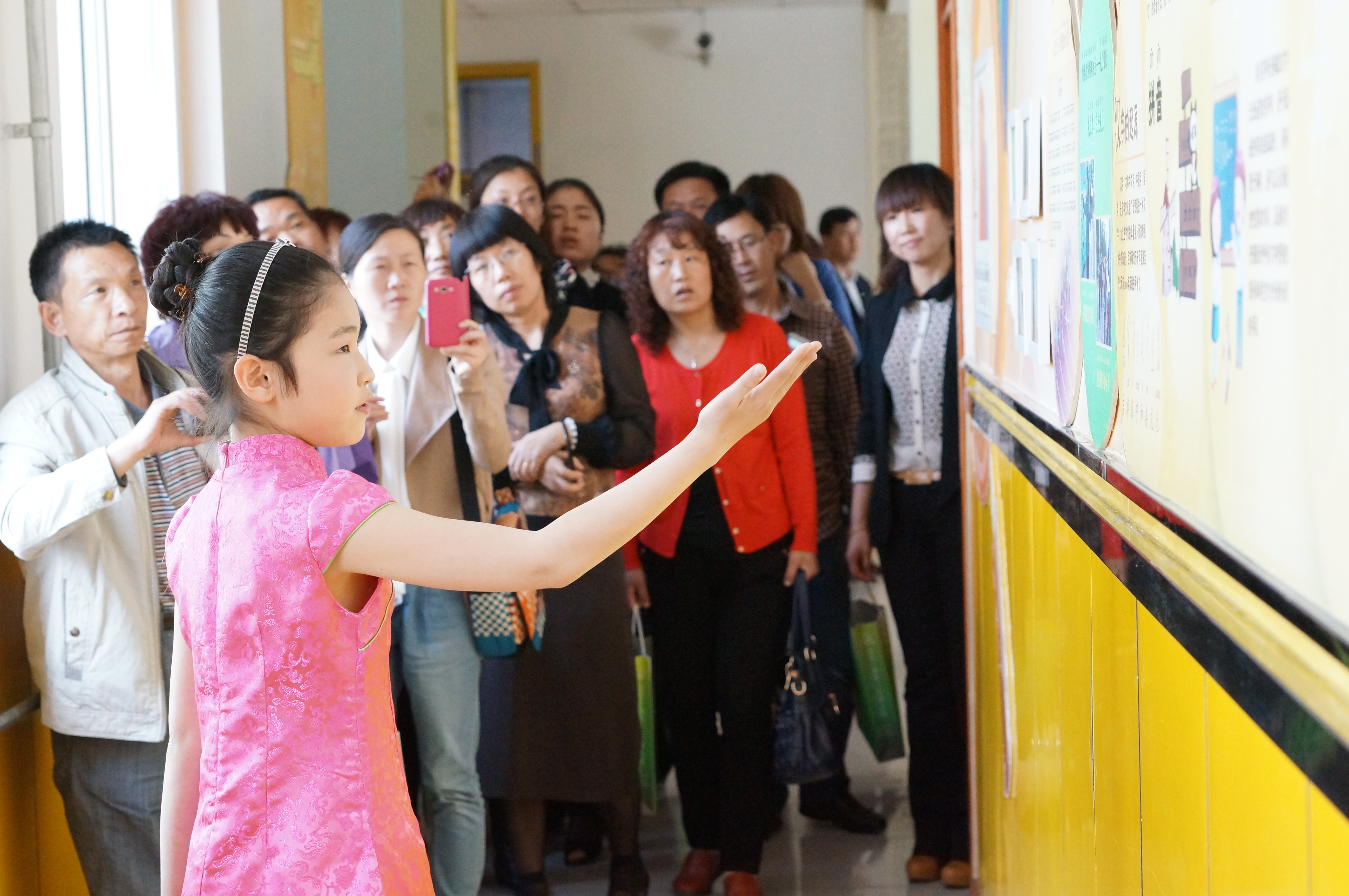 参会代表参观校园文化.jpg 参会代表参观校园文化.jpg