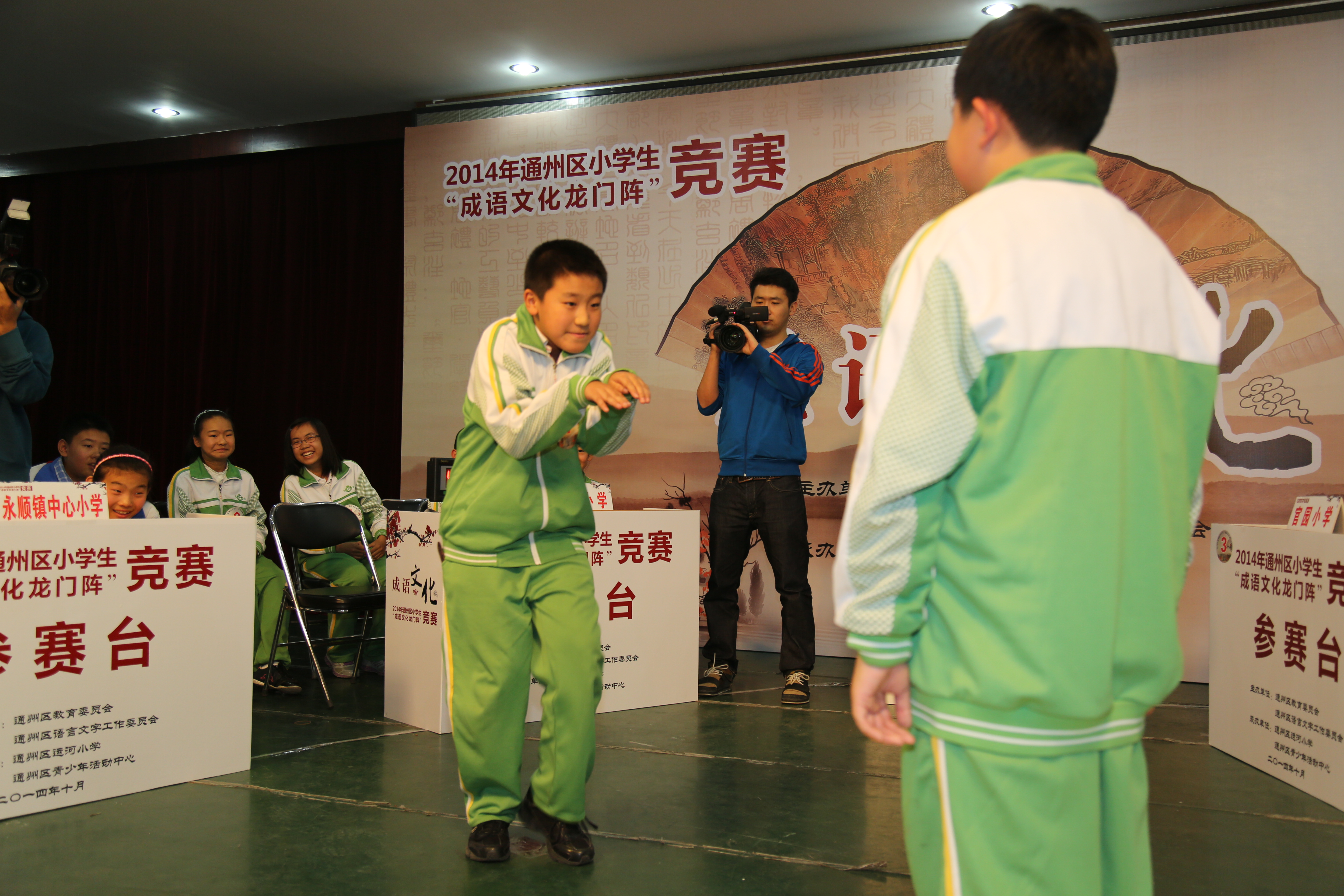 东方小学参赛选手正在比划成语.JPG