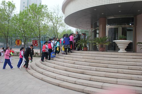 学生进入行政办公楼_副本.jpg