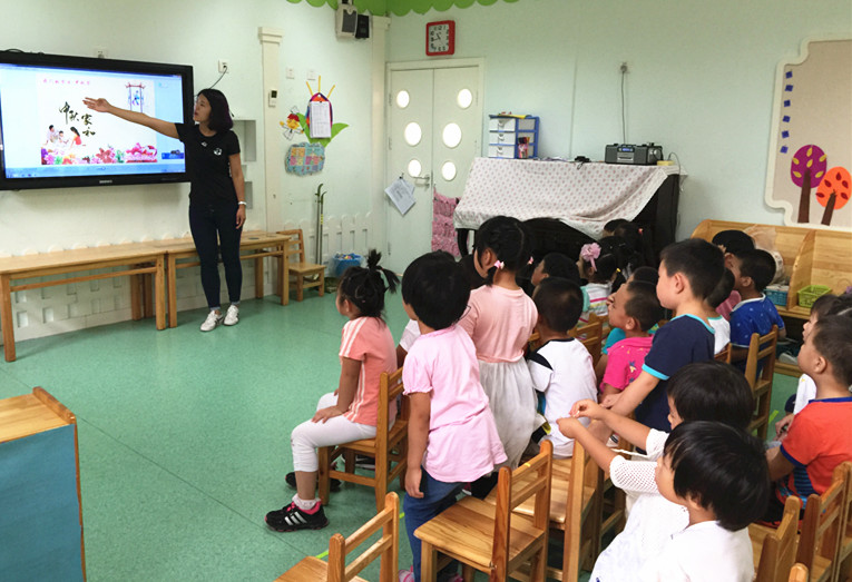 王老师进行绘本阅读.jpg