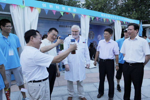 科学游园会上领导们体验化学实验