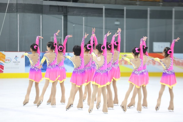 花样滑冰 队列滑.jpg