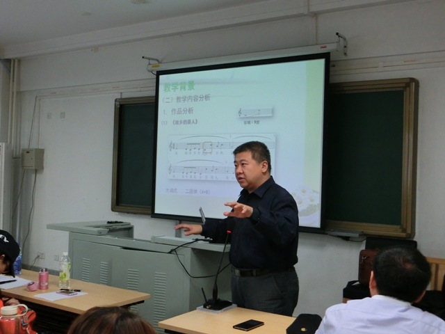 梁洪来进行讲解.JPG